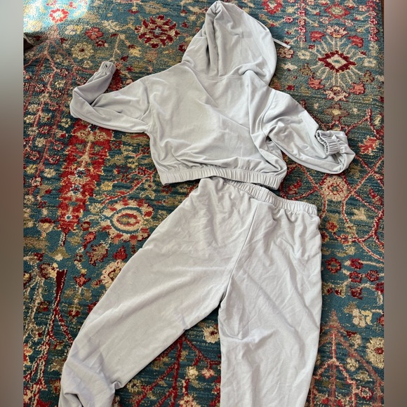 Women's Gray Cropped Zip-Up Hoodie and Jogger Set - Picture 4 of 12